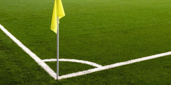 Drapeau de corner lors d'un match de football, symbole du pari plus de 8.5 corners